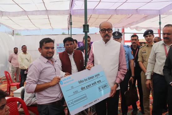 राज्यपाल डेका ने दिव्यांग राधेश्याम को वितरित किए बीस हजार का चेक राज्यपाल डेका ने दिव्यांग राधेश्याम को वितरित किए बीस हजार का चेक