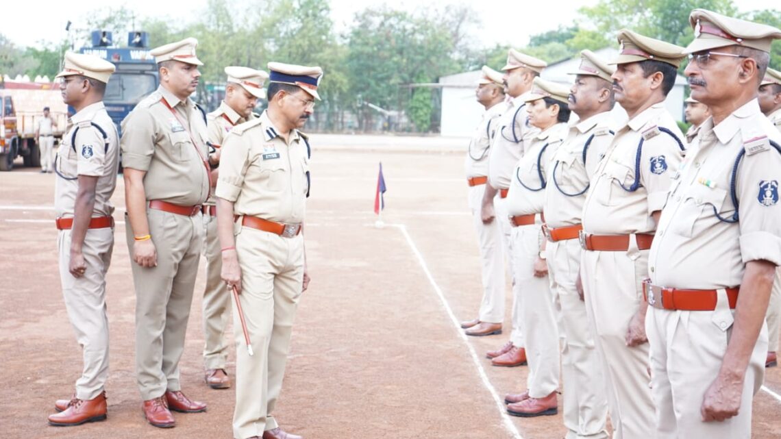 पुलिस लाइन में जनरल परेड, उत्कृष्ट प्रदर्शन करने वालों को डीआईजी ने किया सम्मानित पुलिस लाइन में जनरल परेड, उत्कृष्ट प्रदर्शन करने वालों को डीआईजी ने किया सम्मानित