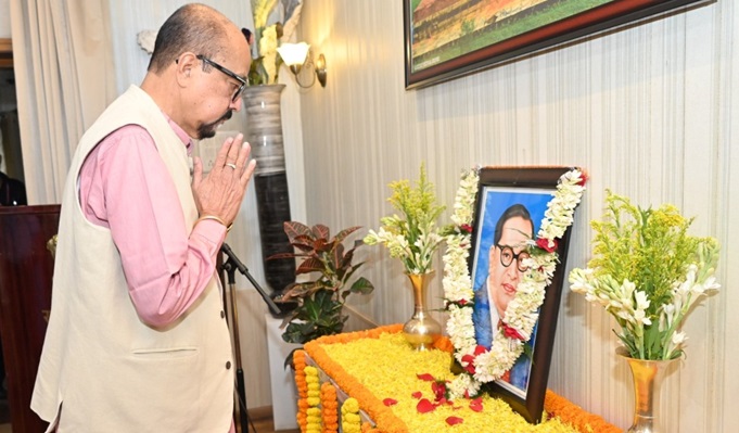 राज्यपाल ने डॉ. भीमराव अंबेडकर को दी श्रद्धांजलि राज्यपाल ने डॉ. भीमराव अंबेडकर को दी श्रद्धांजलि