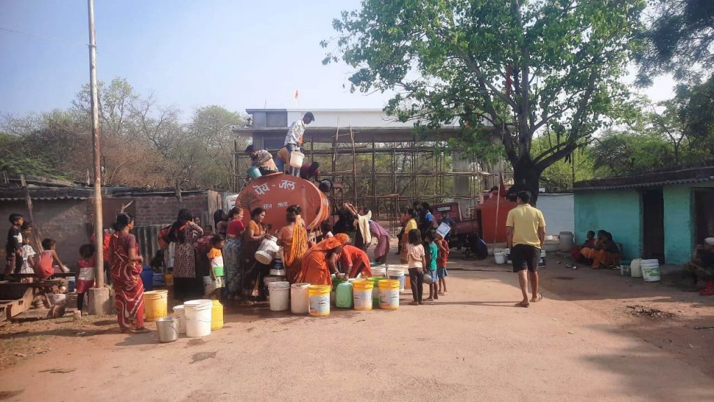 गंभीर जल संकट से जूझ रहे रेलवे बस्तीवासी