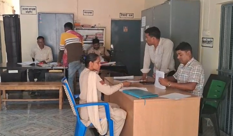 महिला का जबरन अश्लील वीडियो बनाया: 3 नाबालिग समेत 8 हिरासत में, 1 फरार महिला का जबरन अश्लील वीडियो बनाया: 3 नाबालिग समेत 8 हिरासत में, 1 फरार