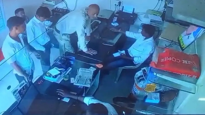 पुलिस कांस्टेबल ने की मोबाइल चोरी पुलिस कांस्टेबल ने की मोबाइल चोरी