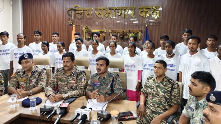 सुकमा में 22 नक्सलियों ने किया सरेंडर सुकमा में 22 नक्सलियों ने किया सरेंडर