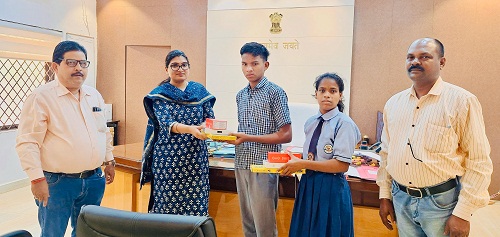 शिक्षा विभाग से शान्ति और छोटू को मिला मोबाइल फ़ोन शिक्षा विभाग से शान्ति और छोटू को मिला मोबाइल फ़ोन