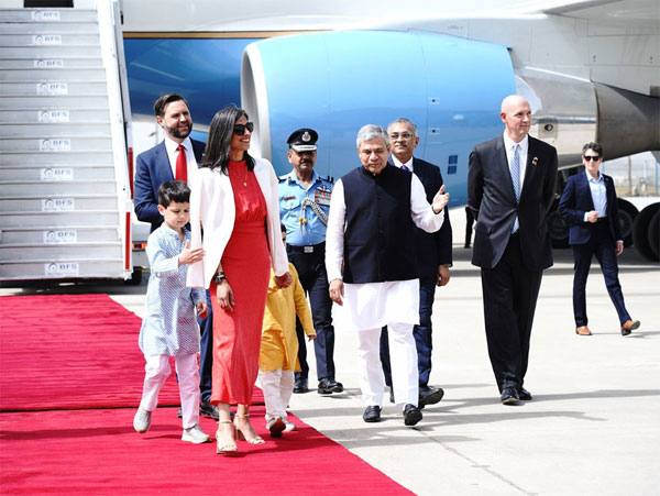 अमेरिका के वाइस प्रेसिडेंट जेडी वेंस पहुंचे भारत, किया अक्षरधाम मंदिर का दर्शन अमेरिका के वाइस प्रेसिडेंट जेडी वेंस पहुंचे भारत, किया अक्षरधाम मंदिर का दर्शन