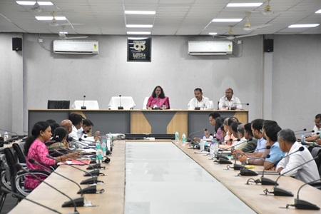 नवपदस्थ कलेक्टर ने बैठक लेकर जिले की विभिन्न गतिविधियों की ली जानकारी नवपदस्थ कलेक्टर ने बैठक लेकर जिले की विभिन्न गतिविधियों की ली जानकारी