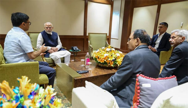 सऊदी से लौटते ही PM मोदी ने हवाई अड्डे पर ही बुलाई बैठक सऊदी से लौटते ही PM मोदी ने हवाई अड्डे पर ही बुलाई बैठक