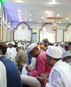 मस्जिदों से उठी आतंकवाद के खिलाफ आवाज, की गईं अमन की दुआएं मस्जिदों से उठी आतंकवाद के खिलाफ आवाज, की गईं अमन की दुआएं