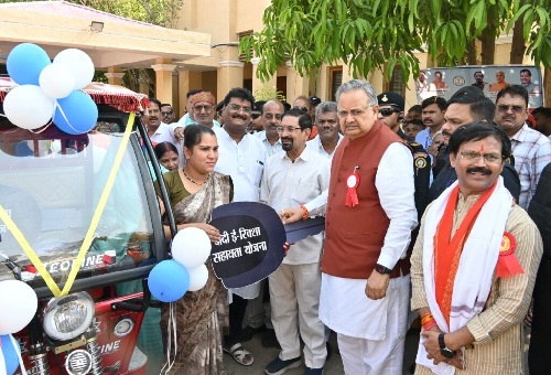 दीदी ई-रिक्शा सहायता योजना से महिलाएं आर्थिक एवं स्वावलंबन की दिशा में बनेंगी आत्मनिर्भर : डॉ. रमन सिंह दीदी ई-रिक्शा सहायता योजना से महिलाएं आर्थिक एवं स्वावलंबन की दिशा में बनेंगी आत्मनिर्भर : डॉ. रमन सिंह