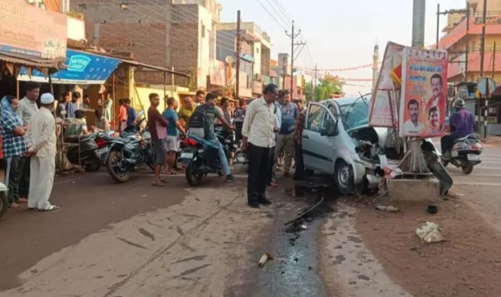 दर्दनाक हादसा: कार पोल से टकराई, युवक-युवती की मौके पर मौत दर्दनाक हादसा: कार पोल से टकराई, युवक-युवती की मौके पर मौत