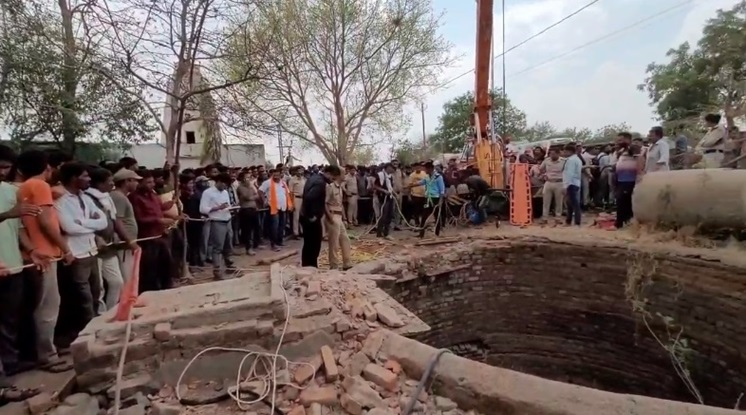 कुएं में गिरी कार, 12 की मौत, मुख्यमंत्री ने जताया शोक कुएं में गिरी कार, 12 की मौत, मुख्यमंत्री ने जताया शोक