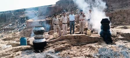 34 हजार मूल्य का हाथभठ्ठी महुआ शराब व लाहन जब्त 34 हजार मूल्य का हाथभठ्ठी महुआ शराब व लाहन जब्त