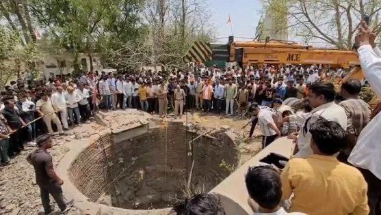 बाइक को टक्कर मारने के बाद कुएं में गिरी कार, 7 की मौत… बाइक को टक्कर मारने के बाद कुएं में गिरी कार, 7 की मौत…