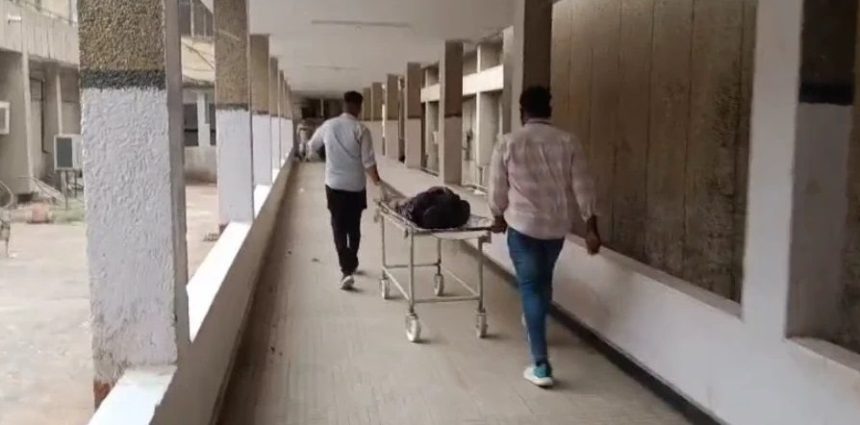 बिल्डिंग की छत से युवती ने लगाई छलांग, अस्पताल में इलाज के दौरान तोड़ा दम… बिल्डिंग की छत से युवती ने लगाई छलांग, अस्पताल में इलाज के दौरान तोड़ा दम…