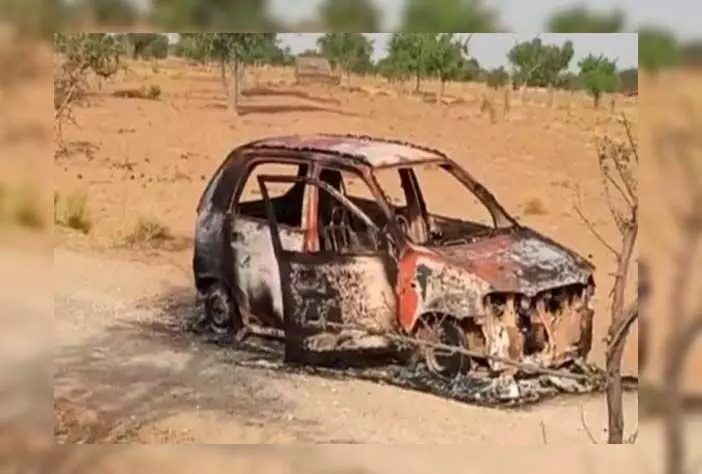 जली हुई कार मिली युवक की अधजली लाश, इलाके में फैली सनसनी जली हुई कार मिली युवक की अधजली लाश, इलाके में फैली सनसनी