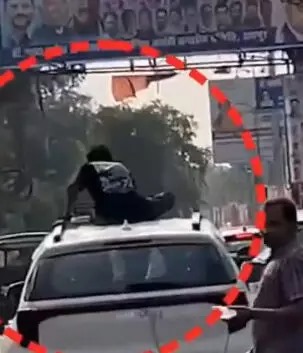 रायपुर में कार के ऊपर बैठकर किया धूम्रपान, युवक गिरफ्तार… रायपुर में कार के ऊपर बैठकर किया धूम्रपान, युवक गिरफ्तार…