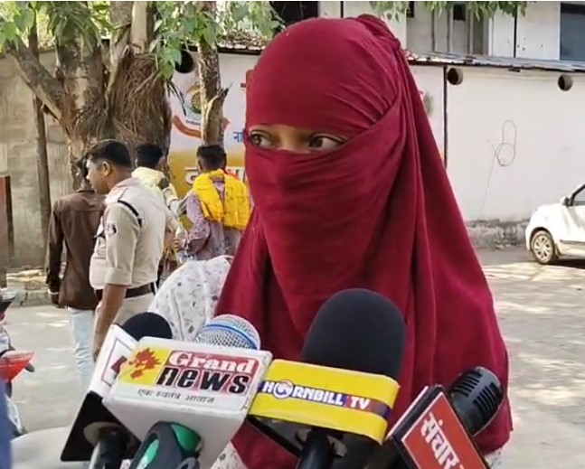 दिनदहाड़े युवती से मारपीट और लूट, 4 बदमाशों ने हमला कर फाड़े कपड़े दिनदहाड़े युवती से मारपीट और लूट, 4 बदमाशों ने हमला कर फाड़े कपड़े
