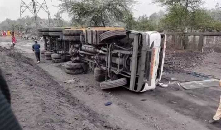 दीपका खदान में कोयला लोड ट्रेलर पलटने से सहचालक की हुई मृत्यु दीपका खदान में कोयला लोड ट्रेलर पलटने से सहचालक की हुई मृत्यु