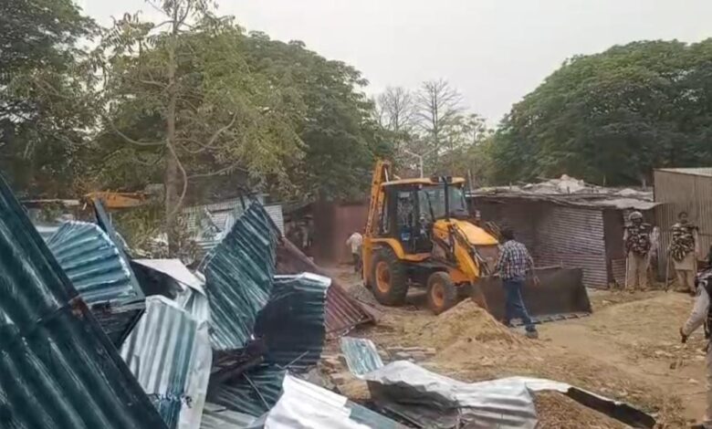 बालको सिविक सेंटर में अवैध रूप से बनी दुकानों को हटाया गया प्रशासन के द्वारा बालको सिविक सेंटर में अवैध रूप से बनी दुकानों को हटाया गया प्रशासन के द्वारा