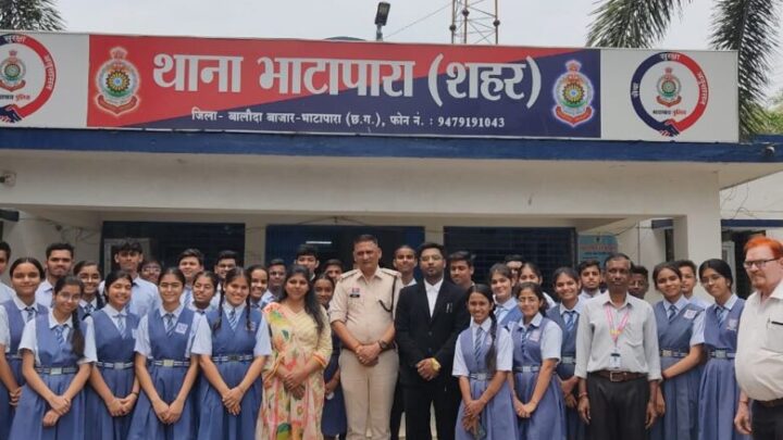 थाना भाटापारा शहर में गुरुकुल के छात्रों का भ्रमण: पुलिसिंग की जानकारी