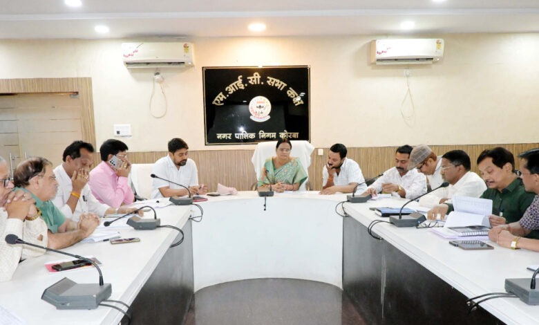 नागरिकों व जनप्रतिनिधियों की आकांक्षाओं के अनुरूप विकास कार्ये को दें गति व दिशा : महापौर नागरिकों व जनप्रतिनिधियों की आकांक्षाओं के अनुरूप विकास कार्ये को दें गति व दिशा : महापौर