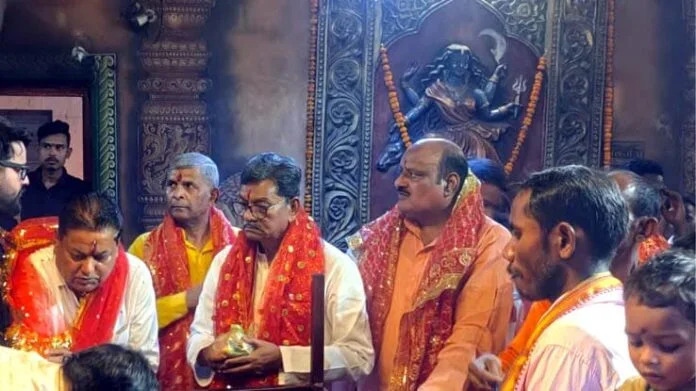 मां सर्वमंगला मंदिर पहुंच प्रदेश के नेता प्रतिपक्ष डॉ. चरणदास महंत ने की पूजा-अर्चना मां सर्वमंगला मंदिर पहुंच प्रदेश के नेता प्रतिपक्ष डॉ. चरणदास महंत ने की पूजा-अर्चना