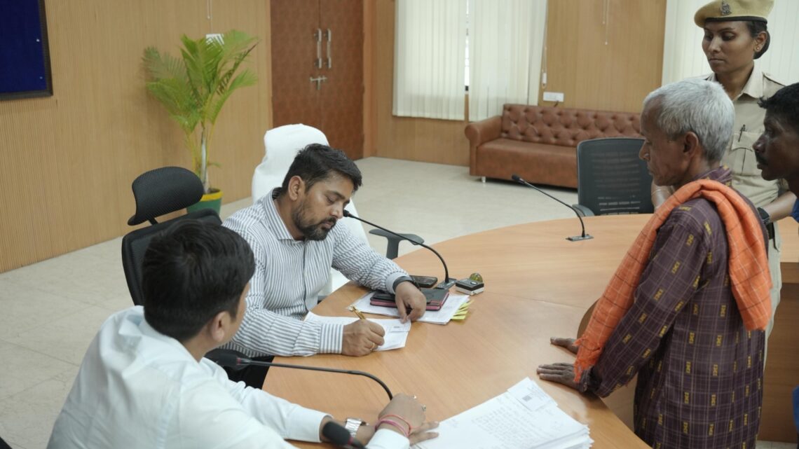 कोरबा प्रभारी कलेक्टर आशुतोष पांडेय ने जनदर्शन में सुनी आमजनों की समस्या-दिया संबंधित अधिकारियो और विभागों को निराकरण का आदेश कोरबा प्रभारी कलेक्टर आशुतोष पांडेय ने जनदर्शन में सुनी आमजनों की समस्या-दिया संबंधित अधिकारियो और विभागों को निराकरण का आदेश