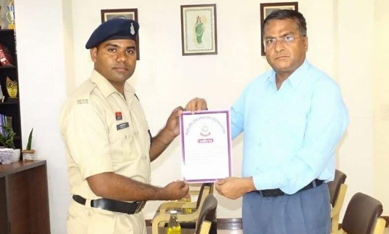 पुलिस अधीक्षक ने आरक्षक लक्ष्मी नारायण गायकवाड को प्रशस्ति पत्र देकर किया सम्मानित पुलिस अधीक्षक ने आरक्षक लक्ष्मी नारायण गायकवाड को प्रशस्ति पत्र देकर किया सम्मानित