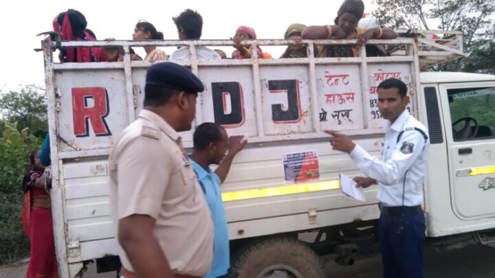 जांजगीर चांपा: मालवाहक वाहनों में सवारी बैठाकर वाहन चलाने वालो के विरुद्ध यातायात पुलिस जांजगीर की ताबड़तोड़ कार्यवाही