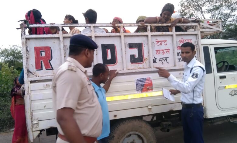 जांजगीर चांपा: मालवाहक वाहनों में सवारी बैठाकर वाहन चलाने वालो के विरुद्ध यातायात पुलिस जांजगीर की ताबड़तोड़ कार्यवाही जांजगीर चांपा: मालवाहक वाहनों में सवारी बैठाकर वाहन चलाने वालो के विरुद्ध यातायात पुलिस जांजगीर की ताबड़तोड़ कार्यवाही