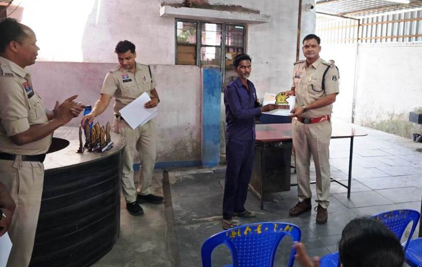 रायगढ़: जूटमिल पुलिस ने किया मेधावी छात्र-छात्राएं, शिक्षक, हेल्थकर्मी और ग्राम कोटवार को सम्मानित रायगढ़: जूटमिल पुलिस ने किया मेधावी छात्र-छात्राएं, शिक्षक, हेल्थकर्मी और ग्राम कोटवार को सम्मानित