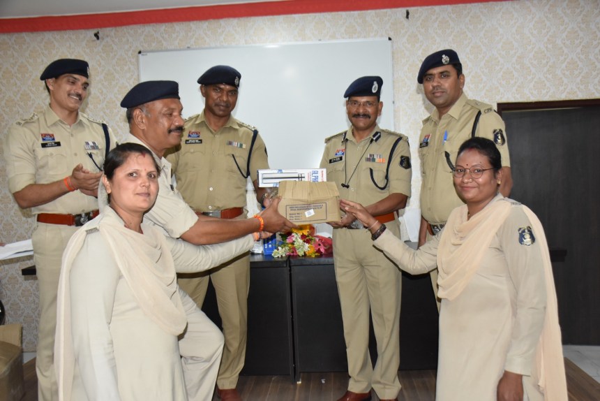 रायपुर यातायात पुलिस के लिए वरिष्ठ पुलिस अधीक्षक की पहल : पानी बॉटल, इलेक्ट्रॉल पाउडर और छतरी का वितरण रायपुर यातायात पुलिस के लिए वरिष्ठ पुलिस अधीक्षक की पहल : पानी बॉटल, इलेक्ट्रॉल पाउडर और छतरी का वितरण