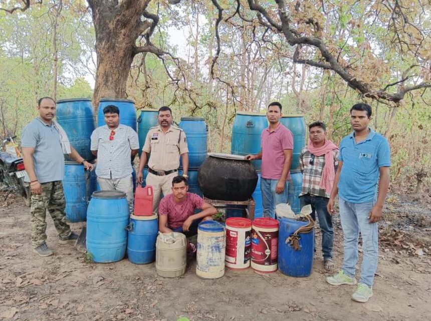 सपनई जंगल में महुआ शराब बनाने की अवैध भट्टी पर पुलिस की छापेमारी, 220 लीटर महुआ शराब के साथ एक आरोपी गिरफ्तार सपनई जंगल में महुआ शराब बनाने की अवैध भट्टी पर पुलिस की छापेमारी, 220 लीटर महुआ शराब के साथ एक आरोपी गिरफ्तार
