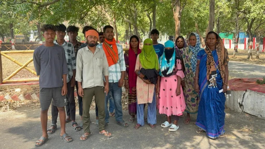 पहाड़ी कोरवा आदिवासी मजदूरों द्वारा रेलवे ठेकेदार पर लगाया गया ठगी का आरोप पहाड़ी कोरवा आदिवासी मजदूरों द्वारा रेलवे ठेकेदार पर लगाया गया ठगी का आरोप