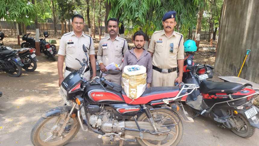 कोरबा पुलिस की कार्रवाई: अवैध शराब के खिलाफ बड़ी कार्रवाई कोरबा पुलिस की कार्रवाई: अवैध शराब के खिलाफ बड़ी कार्रवाई