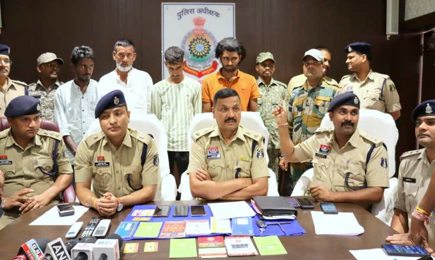 अंतरराज्यीय वाहन चोर गिरोह का पर्दाफाश — चार आरोपी गिरफ्तार, चोरी की हाईवा, दो बाइक, एक कार एवं चार मोबाइल जब्त अंतरराज्यीय वाहन चोर गिरोह का पर्दाफाश — चार आरोपी गिरफ्तार, चोरी की हाईवा, दो बाइक, एक कार एवं चार मोबाइल जब्त