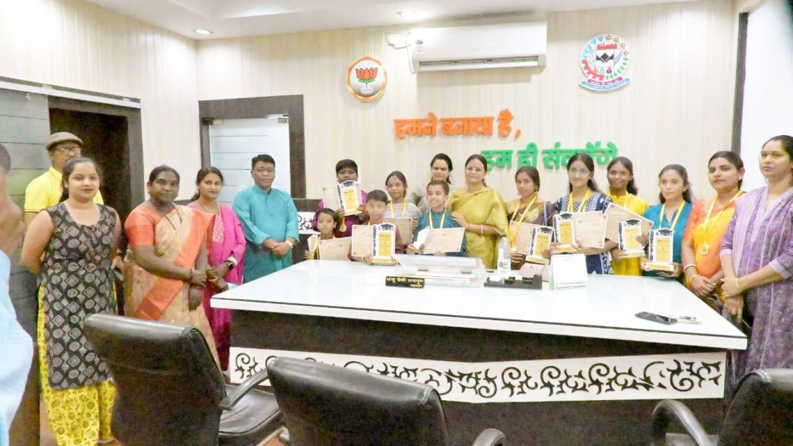 उडीसा में आयोजित आर्ट एंड कल्चर कार्यक्रम में कोरबा के प्रतिभावान प्रतिभागियों को सम्मानित किया महापौर ने उडीसा में आयोजित आर्ट एंड कल्चर कार्यक्रम में कोरबा के प्रतिभावान प्रतिभागियों को सम्मानित किया महापौर ने