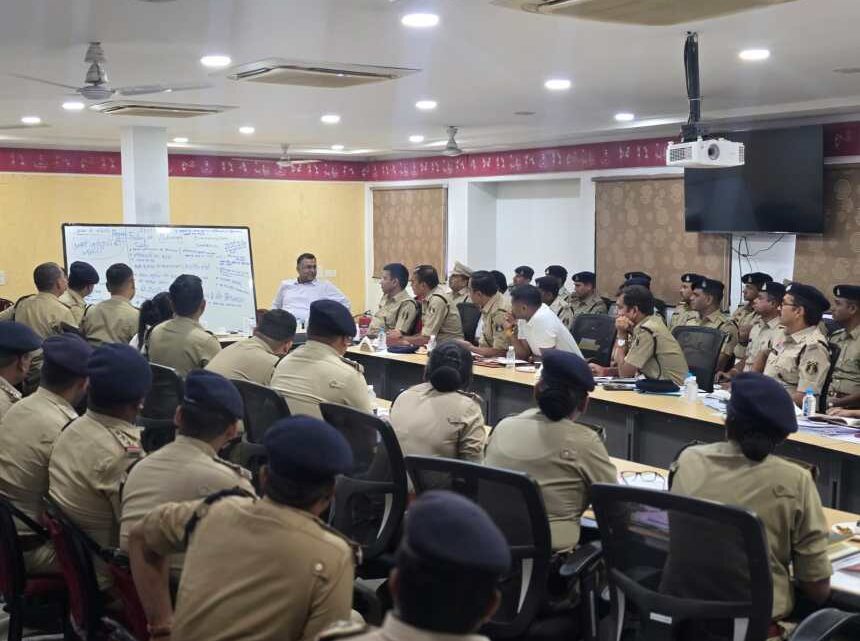 रायपुर पुलिस अधिकारियों की ली गई आवश्यक बैठक रायपुर पुलिस अधिकारियों की ली गई आवश्यक बैठक