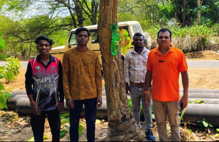 अच्छी पहल : पेड़ों की जिंदगी बचाने युवाओं ने छेड़ी मुहिम, पेड़ो की के रहे मरहम पट्टी और चढ़ा रहे ग्लूकोज जैसे दवा पानी में मिला अच्छी पहल : पेड़ों की जिंदगी बचाने युवाओं ने छेड़ी मुहिम, पेड़ो की के रहे मरहम पट्टी और चढ़ा रहे ग्लूकोज जैसे दवा पानी में मिला