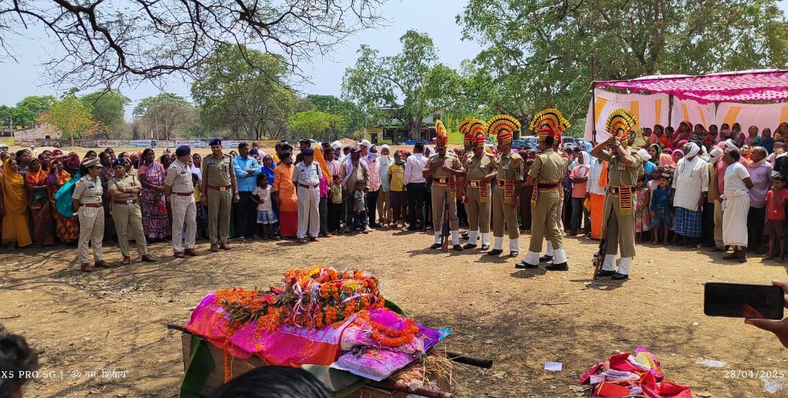 बालोद में शहीद हुए बीएसएफ जवान हरीश कुमार मंडावी को राजकीय सम्मान के साथ दी गई अंतिम विदाई बालोद में शहीद हुए बीएसएफ जवान हरीश कुमार मंडावी को राजकीय सम्मान के साथ दी गई अंतिम विदाई