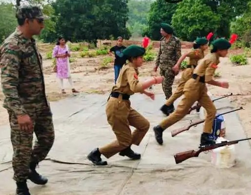 कोरबा : NCC कैडेट्स ने बंदूक थाम किया फायरिंग अभ्यास कोरबा : NCC कैडेट्स ने बंदूक थाम किया फायरिंग अभ्यास