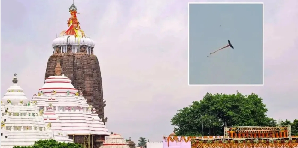 जगन्नाथ मंदिर में हुई विचित्र घटना, ध्वज ले उड़ा चील! अनहोनी की आशंका से घबराए लोग, वायरल हो रहा वीडियो…. जगन्नाथ मंदिर में हुई विचित्र घटना, ध्वज ले उड़ा चील! अनहोनी की आशंका से घबराए लोग, वायरल हो रहा वीडियो….