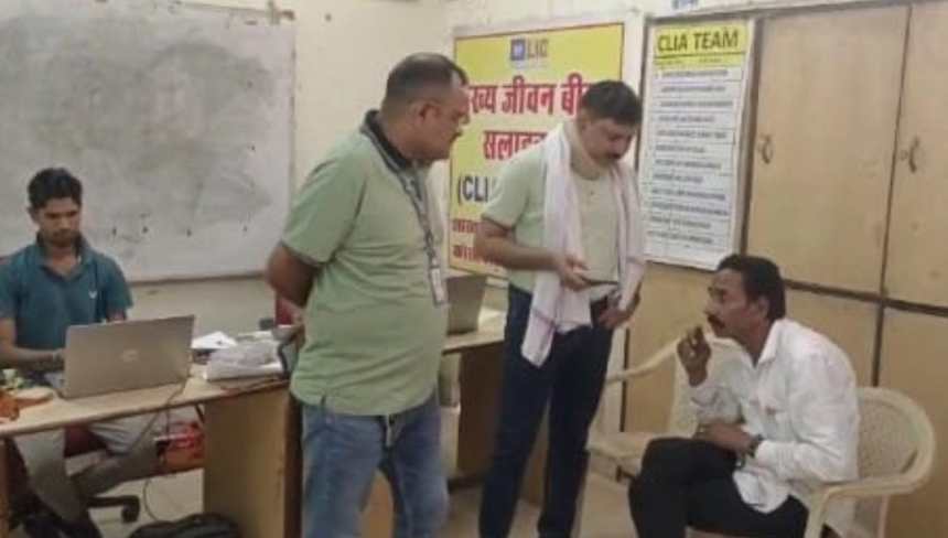 पटवारी को ACB की टीम ने रिश्वत लेते रंगे हाथों गिरफ्तार किया पटवारी को ACB की टीम ने रिश्वत लेते रंगे हाथों गिरफ्तार किया