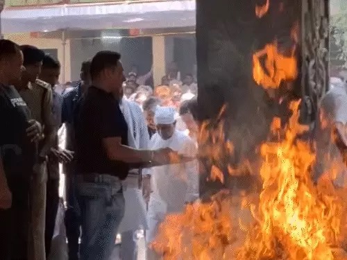 छत्तीसगढ़-पहलगाम हमले में मारे गए दिनेश का अंतिम संस्कार : बेटे शौर्य ने दी मुखाग्नि, पत्नी बेहोश हुईं, पाकिस्तानी झंडे पर थूक रहे लोग छत्तीसगढ़-पहलगाम हमले में मारे गए दिनेश का अंतिम संस्कार : बेटे शौर्य ने दी मुखाग्नि, पत्नी बेहोश हुईं, पाकिस्तानी झंडे पर थूक रहे लोग