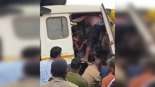 कोरबा में भीषण सड़क हादसा: हाईवा के केबिन में फंसा ड्राइवर, तीन घंटे चले रेस्क्यू के बाद निकला ..कोरबा कटघोरा मुख्य गाड़ियों की लंबी कतार… कोरबा में भीषण सड़क हादसा: हाईवा के केबिन में फंसा ड्राइवर, तीन घंटे चले रेस्क्यू के बाद निकला ..कोरबा कटघोरा मुख्य गाड़ियों की लंबी कतार…