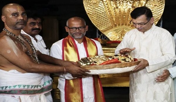 इस IPL टीम के मालिक ने तिरुपति बालाजी मंदिर में चढ़ाया करोड़ों का सोना, कीमत जान हो जाएंगे हैरान इस IPL टीम के मालिक ने तिरुपति बालाजी मंदिर में चढ़ाया करोड़ों का सोना, कीमत जान हो जाएंगे हैरान