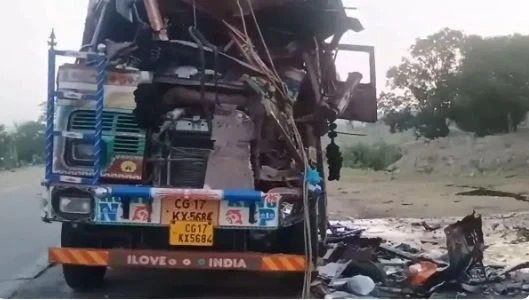 कोयला लोड खड़ी गाड़ी से टकराया ट्रक, हादसे में एक की मौत, चार घायल कोयला लोड खड़ी गाड़ी से टकराया ट्रक, हादसे में एक की मौत, चार घायल