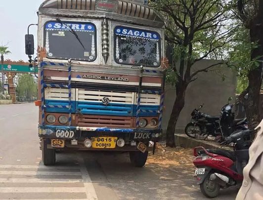 तेलीबांधा चौक में ट्रक ने स्कूटी सवार छात्रा को मारी ठोकर… तेलीबांधा चौक में ट्रक ने स्कूटी सवार छात्रा को मारी ठोकर…