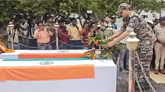 अबूझमाड़ के बोटेर मुठभेड़ में बलीदानी डीआरजी के दो जवानों को दी गई अंतिम विदाई अबूझमाड़ के बोटेर मुठभेड़ में बलीदानी डीआरजी के दो जवानों को दी गई अंतिम विदाई