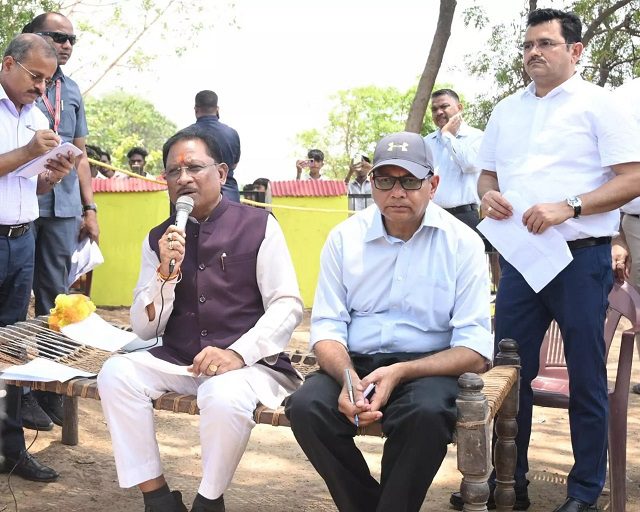 खाट पर बैठकर ग्रामीणों से बातचीत कर रहे हैं मुख्यमंत्री साय… खाट पर बैठकर ग्रामीणों से बातचीत कर रहे हैं मुख्यमंत्री साय…